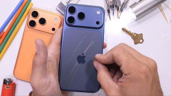 iPhone 17 Pro με γρατζουνιές στην πλάτη δίπλα σε iPhone 17 Pro προστατευμένο με θήκη Spigen – Frogs.gr