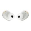 Δύο ακουστικά JBL Wave Buds Wireless δίπλα από τη θήκη φόρτισης τους σε λευκό χρώμα