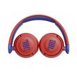 JBL J310 BT σε δράση – χρήστης ακούει μουσική με άνεση.