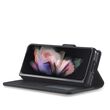 Το Samsung Galaxy Z Fold 6 μέσα στη θήκη Tech Protect Wallet Black σε καθημερινή χρήση.