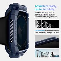 Πλάγια όψη της θήκης Spigen Rugged Armor Navy Blue σε Apple Watch 10 (46mm)