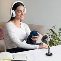 Βάση Tech-Protect N57 Magnetic Magsafe σε γραφείο, δείχνοντας την κομψή σχεδίαση και τη μαγνητική σύνδεση