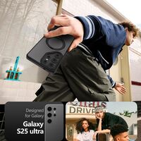 Κοντινή λήψη του μαγνητικού δακτυλίου MagSafe στη ματ μαύρη θήκη Tech-Protect MagRing