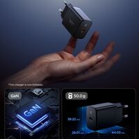 Spigen EE201EU συνδεδεμένος σε πρίζα, φορτίζοντας ένα smartphone.