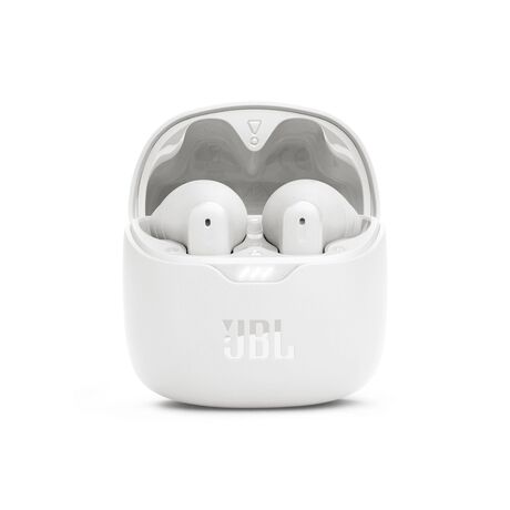 Κοντινή λήψη των JBL Tune Flex σε λευκό χρώμα τοποθετημένα στη θήκη φόρτισης