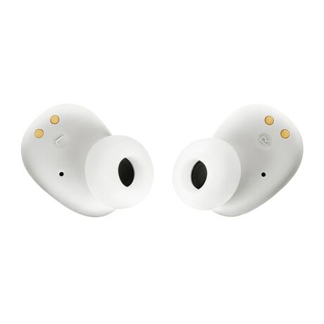 Δύο ακουστικά JBL Wave Buds Wireless δίπλα από τη θήκη φόρτισης τους σε λευκό χρώμα