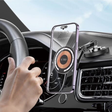 Βάση Tech-Protect MM15W-V8 Magnetic Magsafe τοποθετημένη σε ταμπλό αυτοκινήτου με κινητό να φορτίζει ασύρματα.