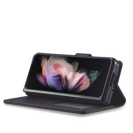 Το Samsung Galaxy Z Fold 6 μέσα στη θήκη Tech Protect Wallet Black σε καθημερινή χρήση.