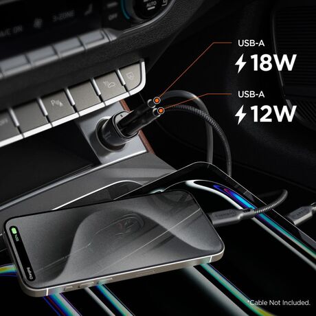 Spigen Essential EV302 συνδεδεμένος σε αυτοκίνητο, φορτίζοντας δύο συσκευές ταυτόχρονα.